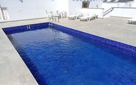 Lindo Apartamento a uma quadra do mar com Wi-Fi e garagem